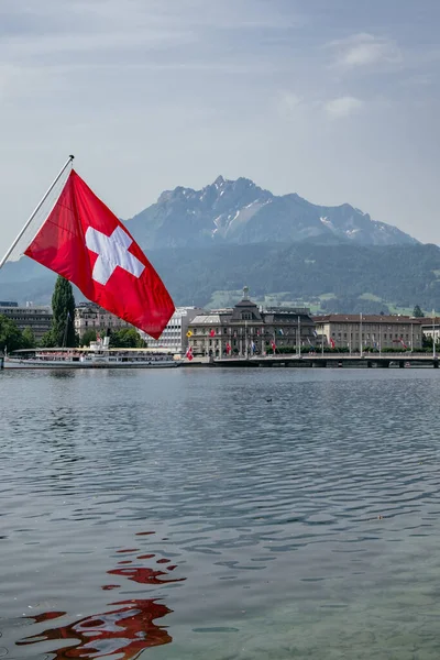 Bandeira Suíça Barco Cruzeiro Turístico Lago Lucerna Perto Lucerna Luzern — Fotografia de Stock