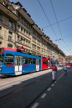 İsviçre 'nin Bern şehrinin küçük bir caddesinde, UNESCO Mirası Tramvayları