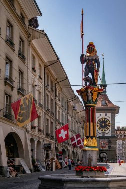 Kramgasse caddesindeki Ortaçağ Zytglogge saat kulesindeki Zahringerbrunnen Çeşmesi ve Astronomik Saat - Bern Şehir Merkezi, İsviçre - UNESCO Miras