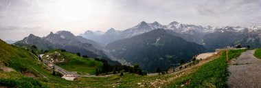 Schynige Platte, Bernese Oberland, İsviçre - Arka planda İsviçre Alpleri Eiger, Monch ve Jungfrau dağları ile Hava Panorama Manzarası
