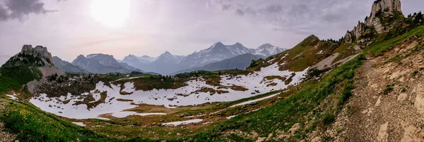Schynige Platte, Bernese Oberland, İsviçre - Arka planda İsviçre Alpleri Eiger, Monch ve Jungfrau dağları ile Hava Panorama Manzarası