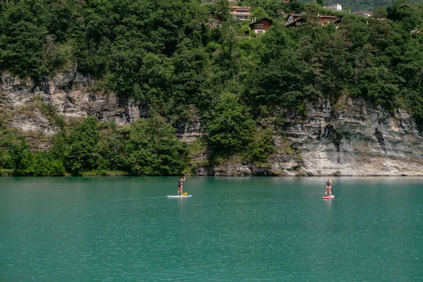 Jovens Fêmeas Fazendo Remo Brienzersee Lago Brienz Com Água Azul — Fotografia de Stock