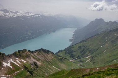Hava Panoramik Manzarası - Rothorn 'dan Brienz' e Tren - Brienz-Rothorn bahn, İsviçre, İsviçre ve İsviçre 'deki Brinzersee göl manzaralı, güzel dağları olan küçük dişli bir demiryoludur.