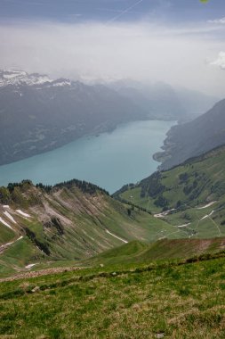 Hava Panoramik Manzarası - Rothorn 'dan Brienz' e Tren - Brienz-Rothorn bahn, İsviçre, İsviçre ve İsviçre 'deki Brinzersee göl manzaralı, güzel dağları olan küçük dişli bir demiryoludur.