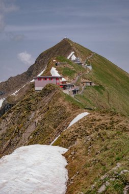Aerial Panoramic View - Hotel at Top of Mountain - Train Rothorn 'dan Brienz' e - Brienz-Rothorn bahn Treni güzel dağ ve Brinzersee göl manzaralı, İsviçre Alpleri