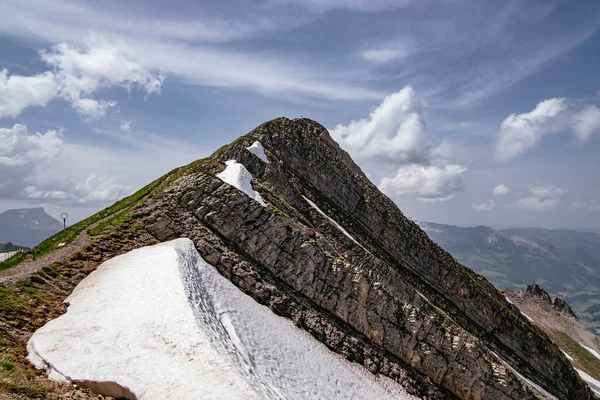 Hava Panoramik Manzarası - Kar Dağları - Rothorn 'dan Brienz' e Tren - Brienz-Rothorn bahn, güzel dağları ve Brinzersee gölü manzaralı, İsviçre Alpleri 'ndeki çark dar bir demiryoludur.