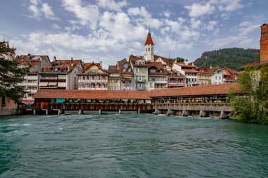 Panorama View - Thun, İsviçre. Şehir manzarası, eski kasabanın nehir kıyısındaki güzel binalar, Aare nehri. 