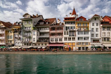 Panorama View - Thun, İsviçre. Şehir manzarası, eski kasabanın nehir kıyısındaki güzel binalar, Aare nehri. 