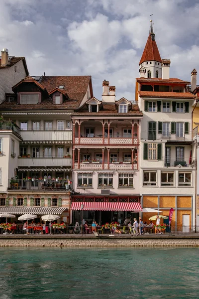Panorama View - Thun, İsviçre. Şehir manzarası, eski kasabanın nehir kıyısındaki güzel binalar, Aare nehri. 