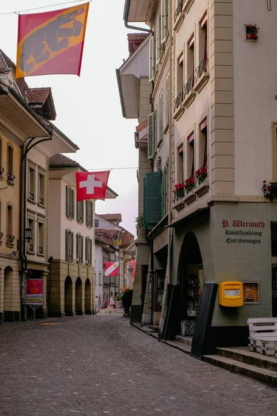 Nákupní Ulice Starém Městě Thun Švýcarská Vlajka Vlající Ulici Pěší — Stock fotografie