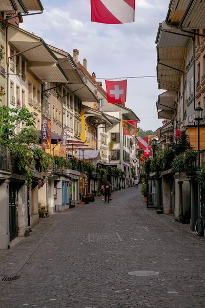 Nákupní Ulice Starém Městě Thun Švýcarská Vlajka Vlající Ulici Pěší — Stock fotografie