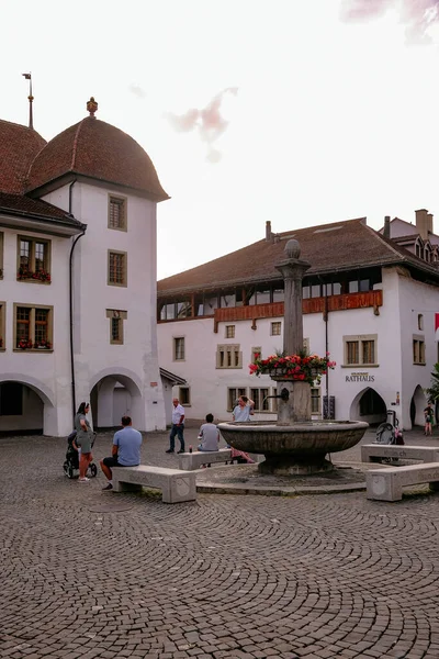 图恩市政厅广场位于瑞士图恩州伯尔尼旧城 — 图库照片