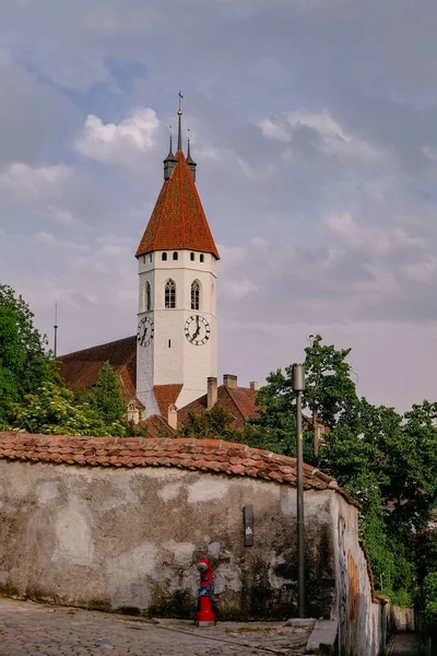 İsviçre 'nin Thun kentinin merkezi kilisesi Thun Gölü ve İsviçre Alpleri' ne bakan manzaralı bir tepenin üzerine kurulmuştu.
