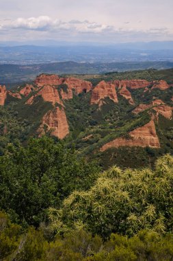 Kaya oluşumundaki mağara - Las Medulas - Unesco Heritage, Tarihi Altın Madencilik sahası - Roma İmparatorluğundaki en büyük açık çukur - El Bierzo, Leon, İspanya