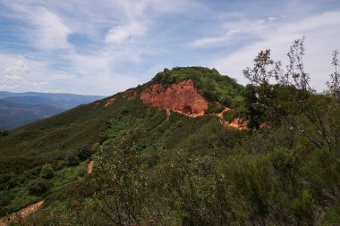Kaya oluşumundaki mağara - Las Medulas - Unesco Heritage, Tarihi Altın Madencilik sahası - Roma İmparatorluğundaki en büyük açık çukur - El Bierzo, Leon, İspanya