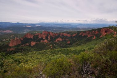 Kaya oluşumundaki mağara - Las Medulas - Unesco Heritage, Tarihi Altın Madencilik sahası - Roma İmparatorluğundaki en büyük açık çukur - El Bierzo, Leon, İspanya