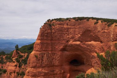 Kaya oluşumundaki mağara - Las Medulas - Unesco Heritage, Tarihi Altın Madencilik sahası - Roma İmparatorluğundaki en büyük açık çukur - El Bierzo, Leon, İspanya