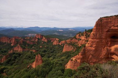 Kaya oluşumundaki mağara - Las Medulas - Unesco Heritage, Tarihi Altın Madencilik sahası - Roma İmparatorluğundaki en büyük açık çukur - El Bierzo, Leon, İspanya