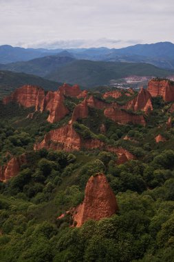 Kaya oluşumundaki mağara - Las Medulas - Unesco Heritage, Tarihi Altın Madencilik sahası - Roma İmparatorluğundaki en büyük açık çukur - El Bierzo, Leon, İspanya