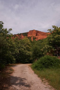Kaya oluşumundaki mağara - Las Medulas - Unesco Heritage, Tarihi Altın Madencilik sahası - Roma İmparatorluğundaki en büyük açık çukur - El Bierzo, Leon, İspanya