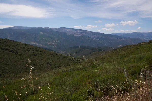 Kaya oluşumundaki mağara - Las Medulas - Unesco Heritage, Tarihi Altın Madencilik sahası - Roma İmparatorluğundaki en büyük açık çukur - El Bierzo, Leon, İspanya