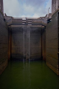 Crestuma 'da Gemi Gezisi için Su Kilidi - Lever Barajı - Douro Nehri üzerinde beton yerçekimi barajı - Vila Nova de Gaia, Portekiz