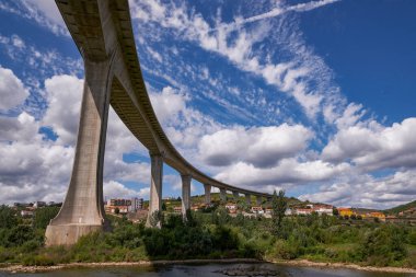 Modern Beton Eğri Köprü - Douro Nehri Vadisi 'ndeki Cruise Boat' tan Manzara - Portekiz Dağlarında oyulmuş Çiftlik Terasları ile Port Şarap Bölgesi
