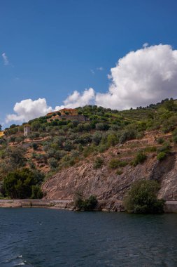 Douro Nehri Vadisi 'ndeki Cruise Boat' tan görüntü - Portekiz 'in dağlarında oyulmuş Çiftlik Terasları ile birlikte Port Wine Bölgesi