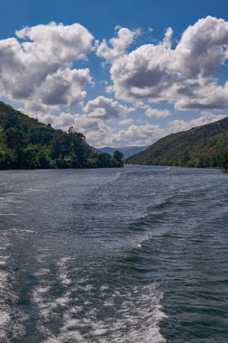 Douro Nehri Vadisi 'ndeki Cruise Boat' tan görüntü - Portekiz 'in dağlarında oyulmuş Çiftlik Terasları ile birlikte Port Wine Bölgesi