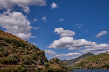 Douro Nehri Vadisi 'ndeki Cruise Boat' tan görüntü - Portekiz 'in dağlarında oyulmuş Çiftlik Terasları ile birlikte Port Wine Bölgesi
