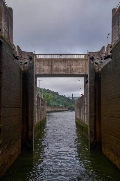Water Lock Cruise Boats Navigation Crestuma Lever Dam Concrete Gravity — Stock Photo, Image