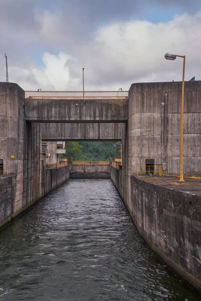2015 Water Lock Cruise Boats Navigation Crestuma Lever Dam Concrete — 스톡 사진