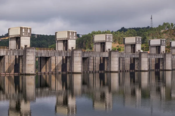 Crestuma Barragem Alavanca Barragem Betão Rio Douro Com Fechadura Para — Fotografia de Stock