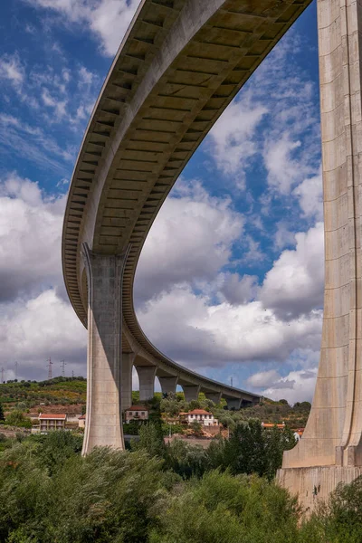 Modern Concrete Curved Bridge Veduta Dalla Barca Crociera Nella Valle — Foto Stock