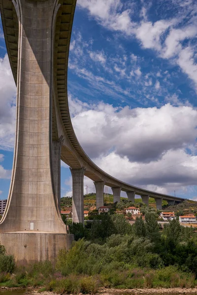 Moderní Železobetonový Obloukový Most Pohled Výletní Lodi Údolí Řeky Douro — Stock fotografie