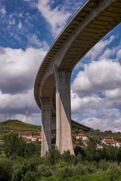 Modern Concrete Curved Bridge Veduta Dalla Barca Crociera Nella Valle — Foto Stock