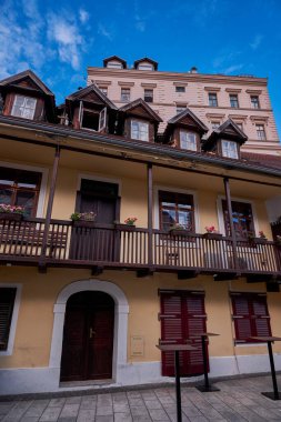 Mavi Zagreb Küçük Füniküler ve Turuncu Damlı Şehrin Gökyüzü Görüntüsü - Hırvatistan