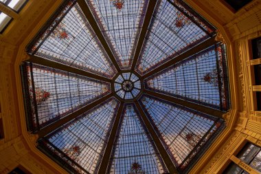 Oktagon Binası 'ndaki Güzel Lekeli Cam Tavan - Zagreb, Hırvatistan