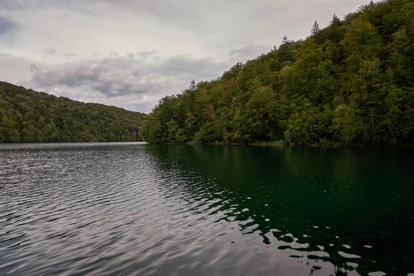 Plitvice Gölleri Ulusal Parkı 'ndaki Güzel Zümrüt Suları - Hırvatistan