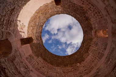 Diocletian 's Palace' ın Roma Binası 'ndaki Vestibul' un Yuvarlak Boş Kulesi - Bölünme, Hırvatistan
