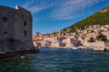 Hırvatistan 'ın başkenti Dubrovnik' teki Liman ve Dubrovnik Eski Kasabası 'ndaki Massive Stone St Johns Kalesi