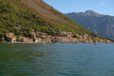 Barok Binalı Perast Village 'ın Panoramik Manzarası Terracotta Çatı ve Dik Dağ - Perast, Karadağ