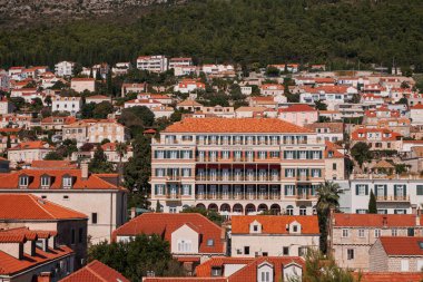 Hilton Imperial Dubrovnik oteli geleneksel terracotta çatılarıyla çevrili - Dubrovnik, Hırvatistan