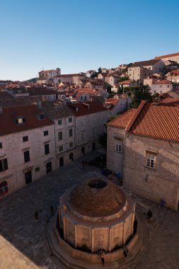 Onofrio Çeşmesi ve Eski Şehir çatılarının yüksek açılı manzarası - Duvarlardan Görünüm - Dubrovnik, Hırvatistan
