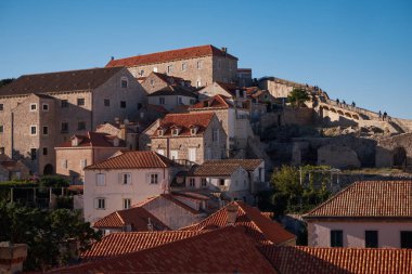 Tarihi taş evler ve şehir duvarları - Dubrovnik, Hırvatistan