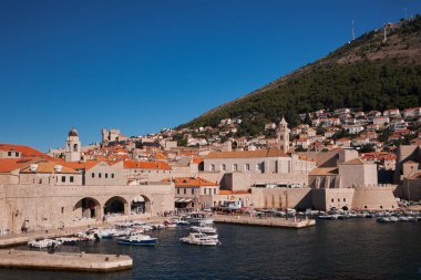 Botları ve şehir duvarları olan eski Liman manzarası - Dubrovnik, Hırvatistan
