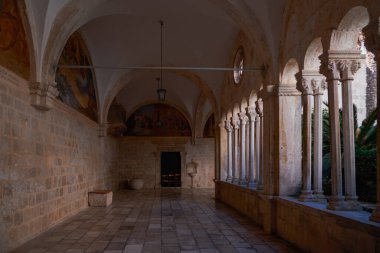 Fransisken Manastırı Dubrovnik, Hırvatistan 'da çift kollu ve freskli Romanesk manastırı