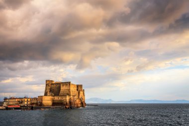 Castel dell'Ovo (in Italian, yumurta Castle)