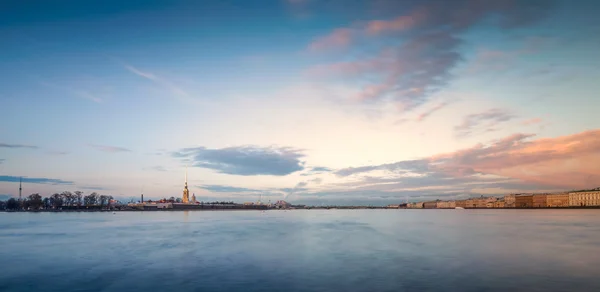 Neva üzerinde Peter ve Paul Kalesi
