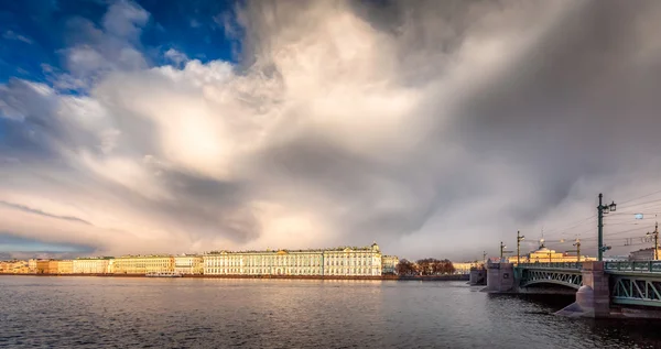 Museo del Hermitage al atardecer — Foto de Stock